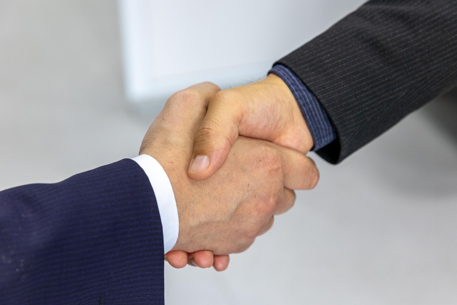 Håndtryk mellem KZ Entreprise og samarbejdspartner